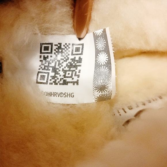 Ugg Dakota Moccasins - Picture 14 of 16